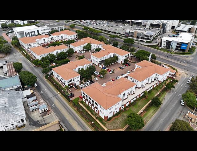 9,626M² OFFICE FOR SALE IN BRYANSTON
